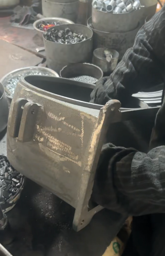 Компания Jingyan Zhongxin Machinery, глубоко укоренившаяся в производстве сельскохозяйственной техники и способствующая развитию мировой зерноперерабатывающей промышленности, укрепляет основу качества своей продукции благодаря стандартизированной сборке головок рисомолочных машин.