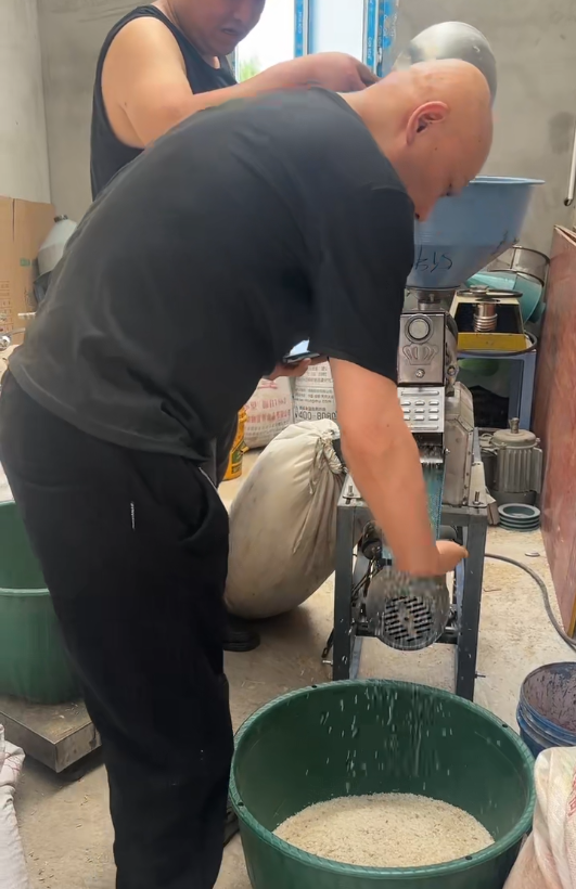 Технологии способствуют повышению качества и эффективности: компания Jingyan Zhongxin Machinery увеличивает мощности по производству рисомолочных машин