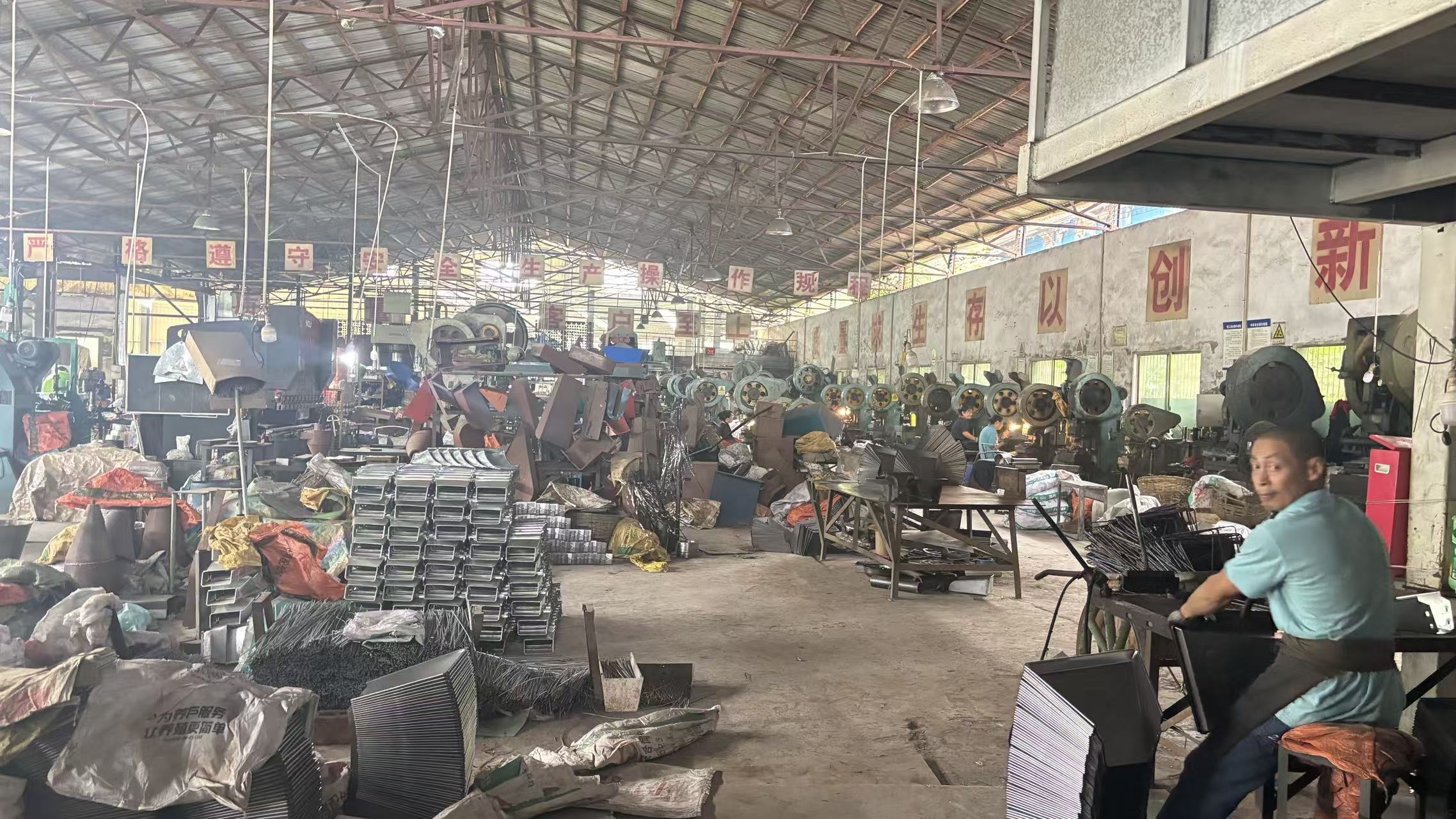 колыбель деталей сельскохозяйственной техники в небольшой мастерской