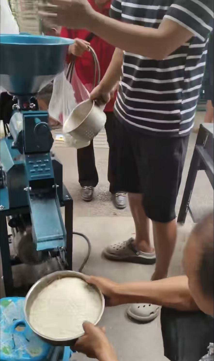 Свежемолотый и вкусный! Пробный запуск рисомолочных машин в магазинах прошел с огромным успехом, и потребители были покорены ощущением свежести риса.