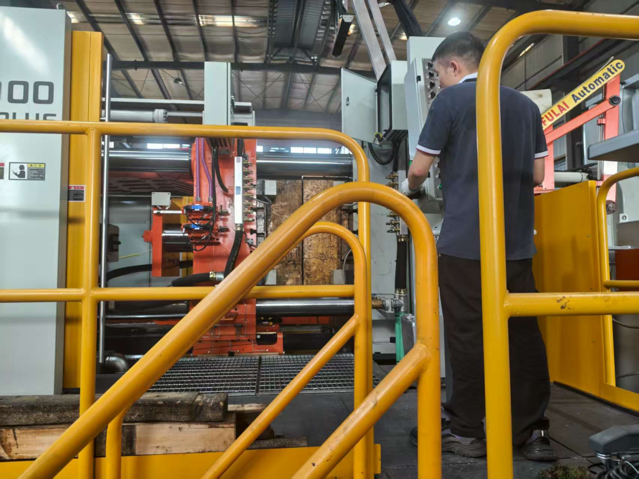 Компания Chongqing Pingbo Machinery Co., Ltd. ввела в эксплуатацию машину для литья под давлением массой 1000 тонн для улучшения системы охвата продукции