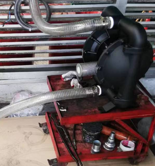 Пневматические мембранные насосы BSK: Решение проблем транспортировки смазочных масел для крупного производителя тяжелого оборудования