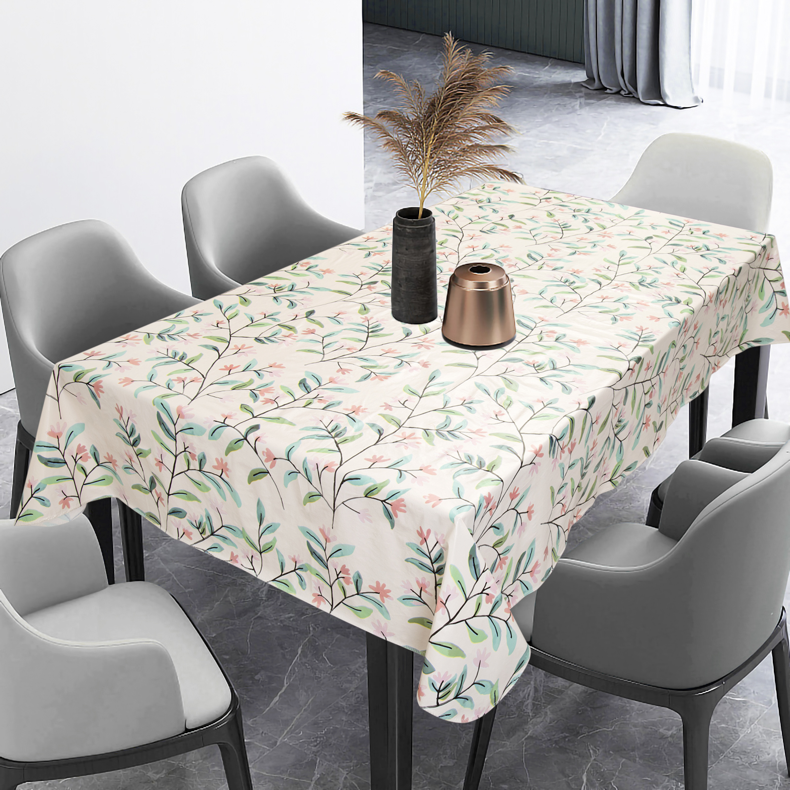 Скатерть с узором розовых цветов и маленьких листьев