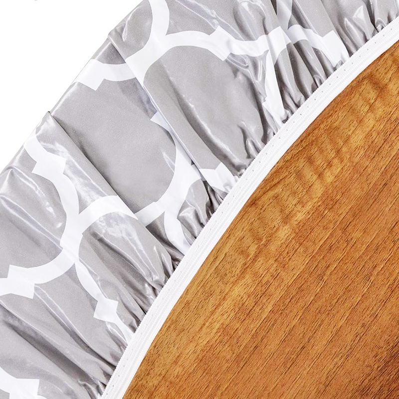 Круглое накрытие для стола из ПВХ с серыми геометрическими клетками