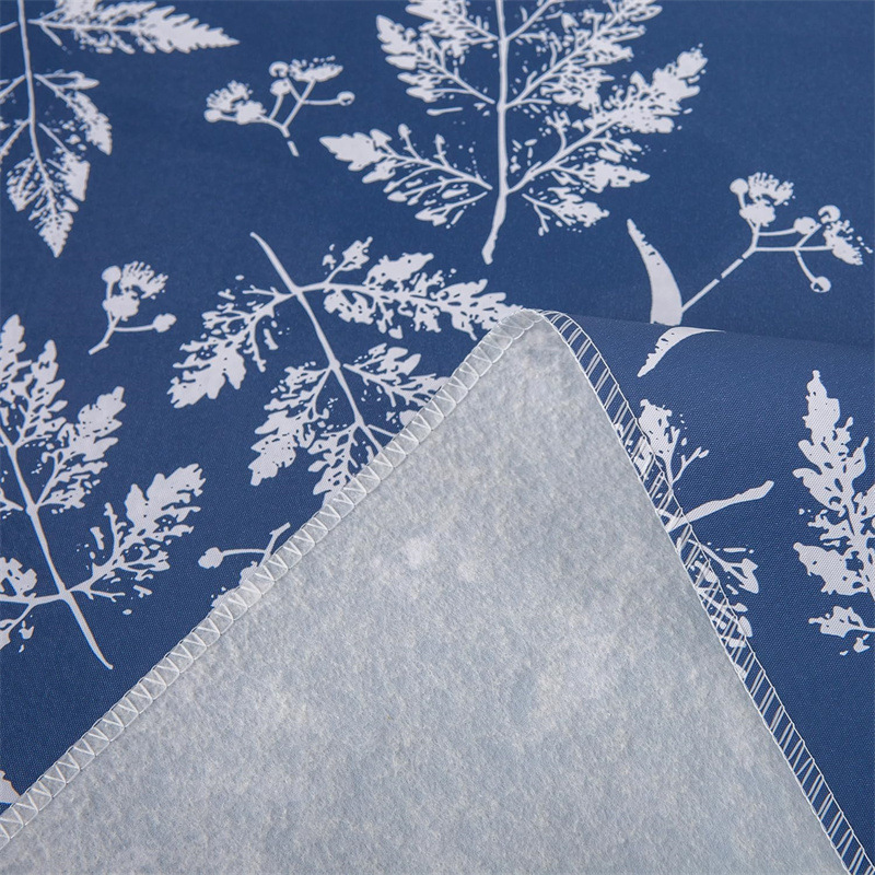 Прямоугольная скатерть PVC с узором маленьких синих листьев