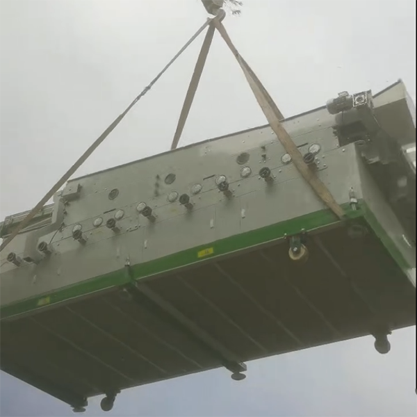 Компания Heilongjiang Hongchen Qingxuan Machinery Manufacturing Co., Ltd. загружает оборудование на грузовики, способствуя росту отрасли