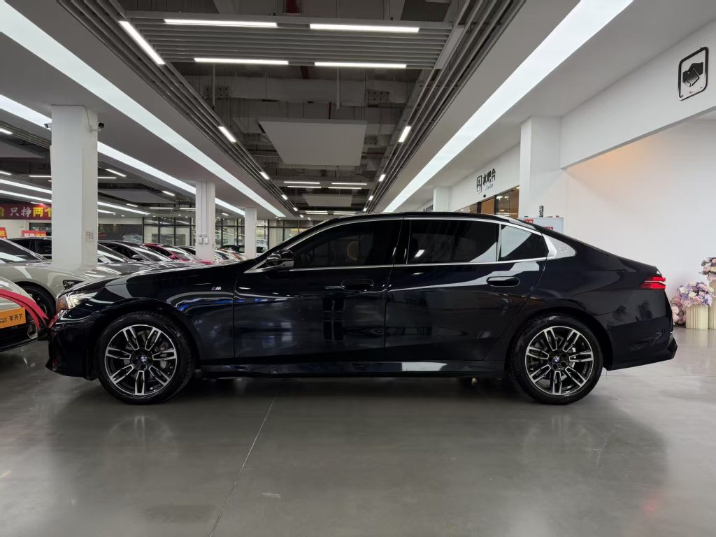 BMW 5 серии 2024 530Li Leading Edition M Sport Package - Huishida Trading