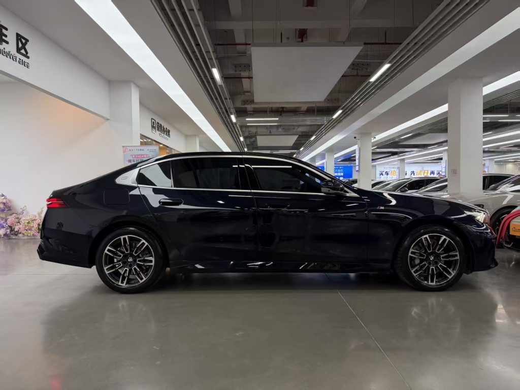 BMW 5 серии 2024 530Li Leading Edition M Sport Package - Huishida Trading