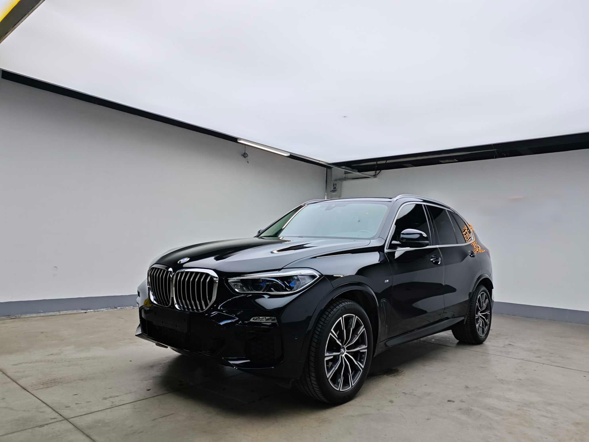 BMW X5 2022 модельного года, обновленная версия xDrive 40Li M Sport Package