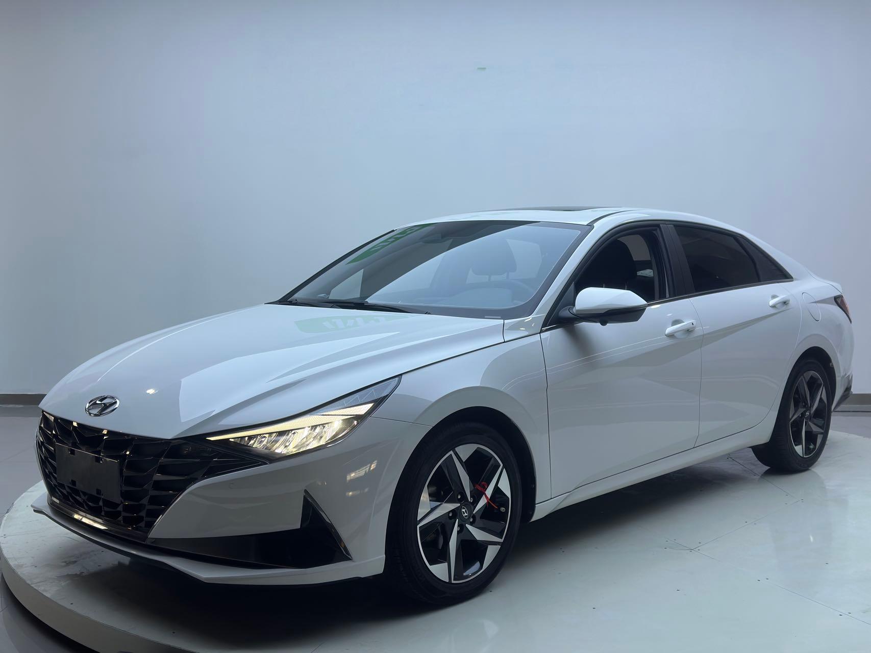 Hyundai Elantra 2022 года  1,5 л CVT LUX Premium Edition