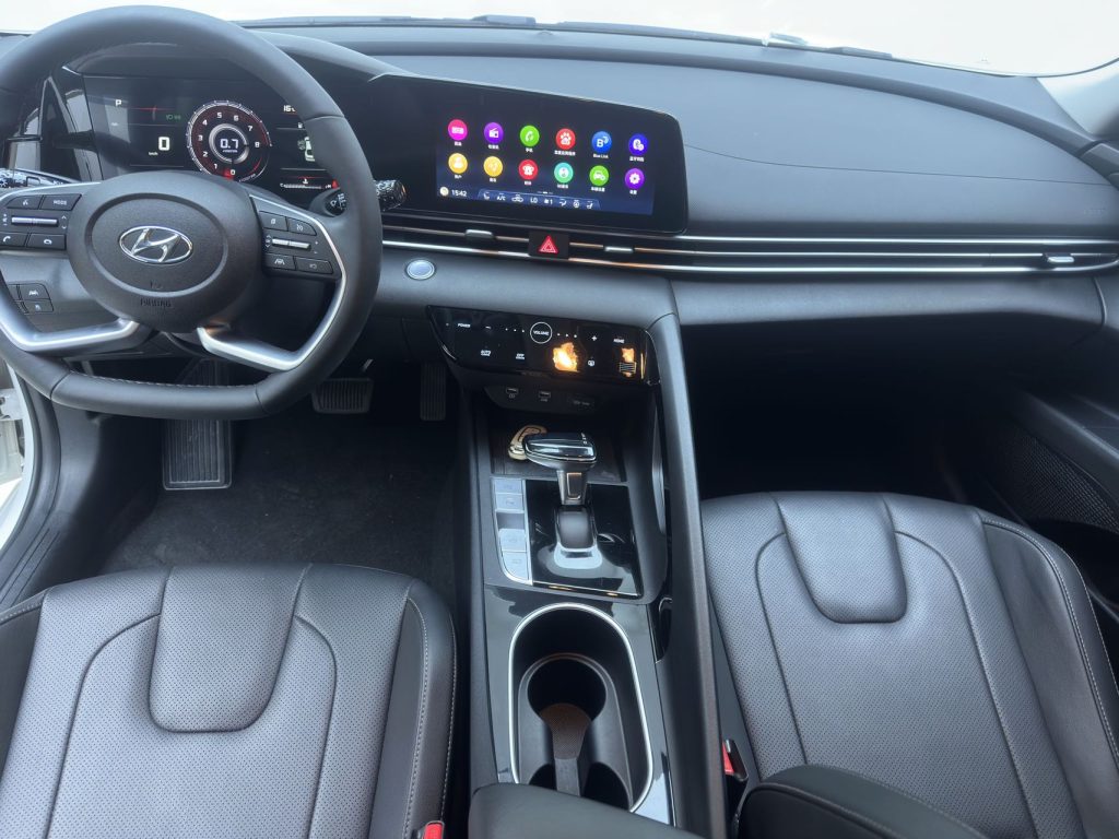 Hyundai Elantra 2022 года 1,5 л CVT LUX Premium Edition - Huishida Trading