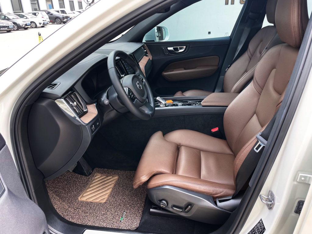 Volvo XC60 2022 B5 4WD Zhiyuan Deluxe - Huishida Trading