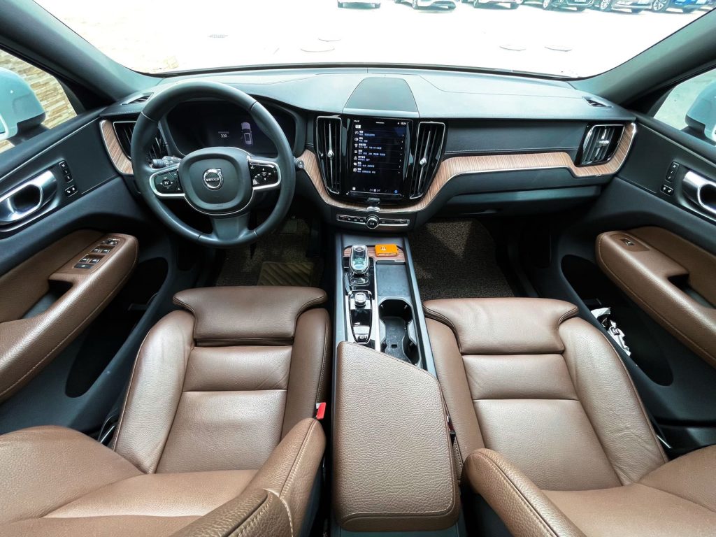 Volvo XC60 2022 B5 4WD Zhiyuan Deluxe - Huishida Trading