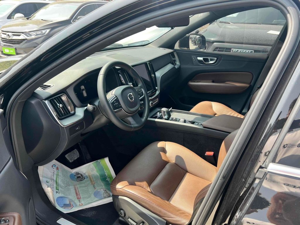 Volvo XC60 2023 B5 4WD Zhiyi Luxury Edition - Huishida Trading