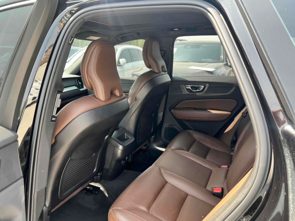 Volvo XC60 2023 B5 4WD Zhiyi Luxury Edition - Huishida Trading