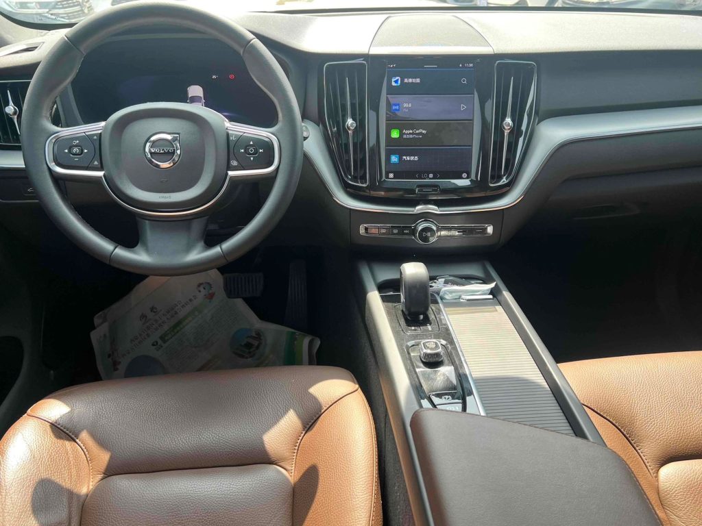 Volvo XC60 2023 B5 4WD Zhiyi Luxury Edition - Huishida Trading