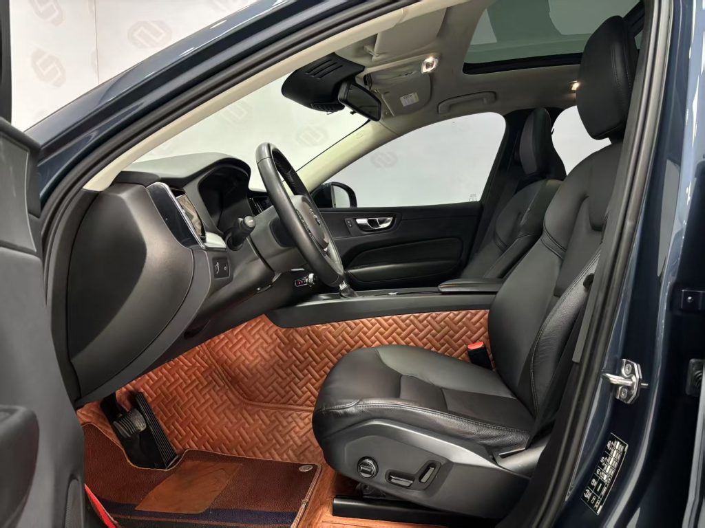 Volvo XC60 2021 T5 4WD Zhiyi Luxury Edition - Huishida Trading