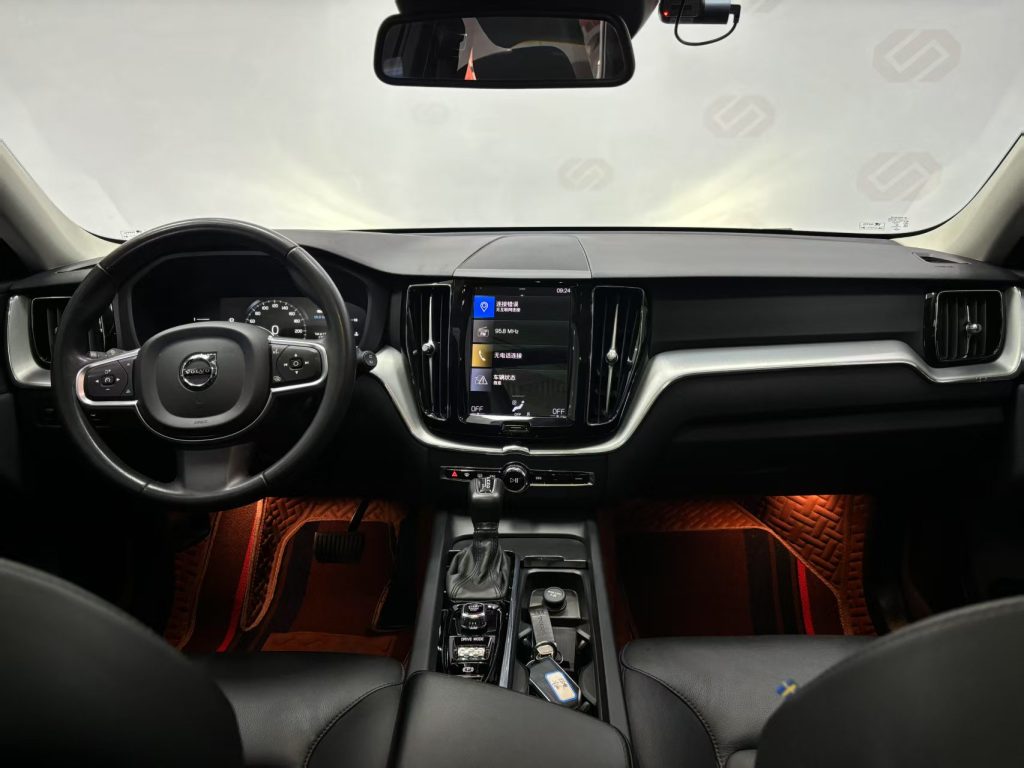 Volvo XC60 2021 T5 4WD Zhiyi Luxury Edition - Huishida Trading
