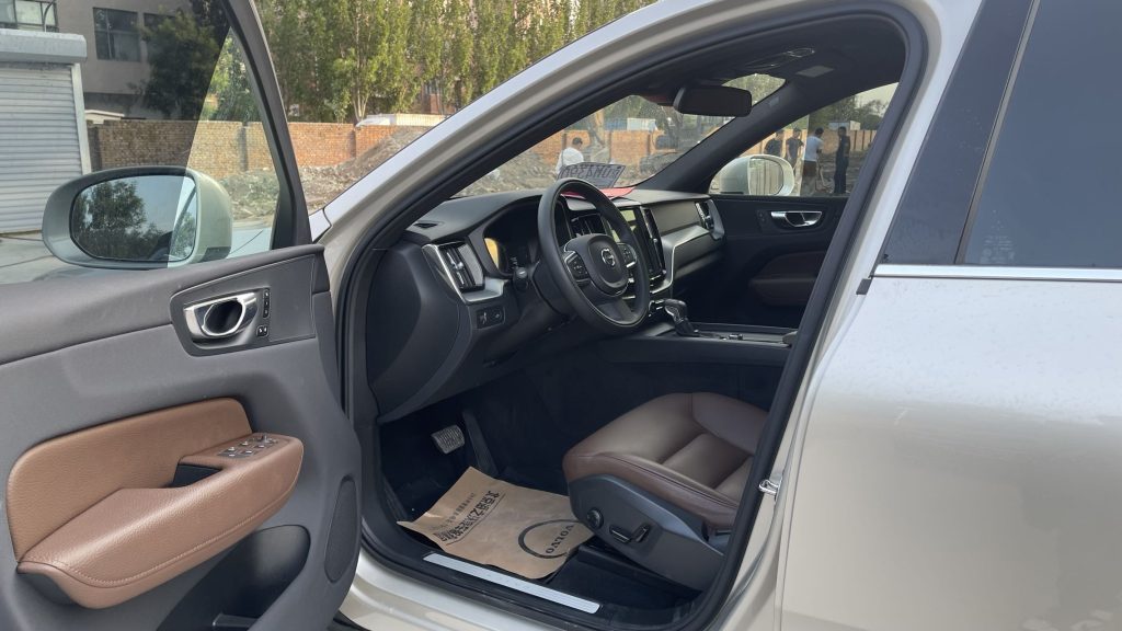 Volvo XC60 2021 T5 4WD Zhiyi Luxury - Huishida Trading