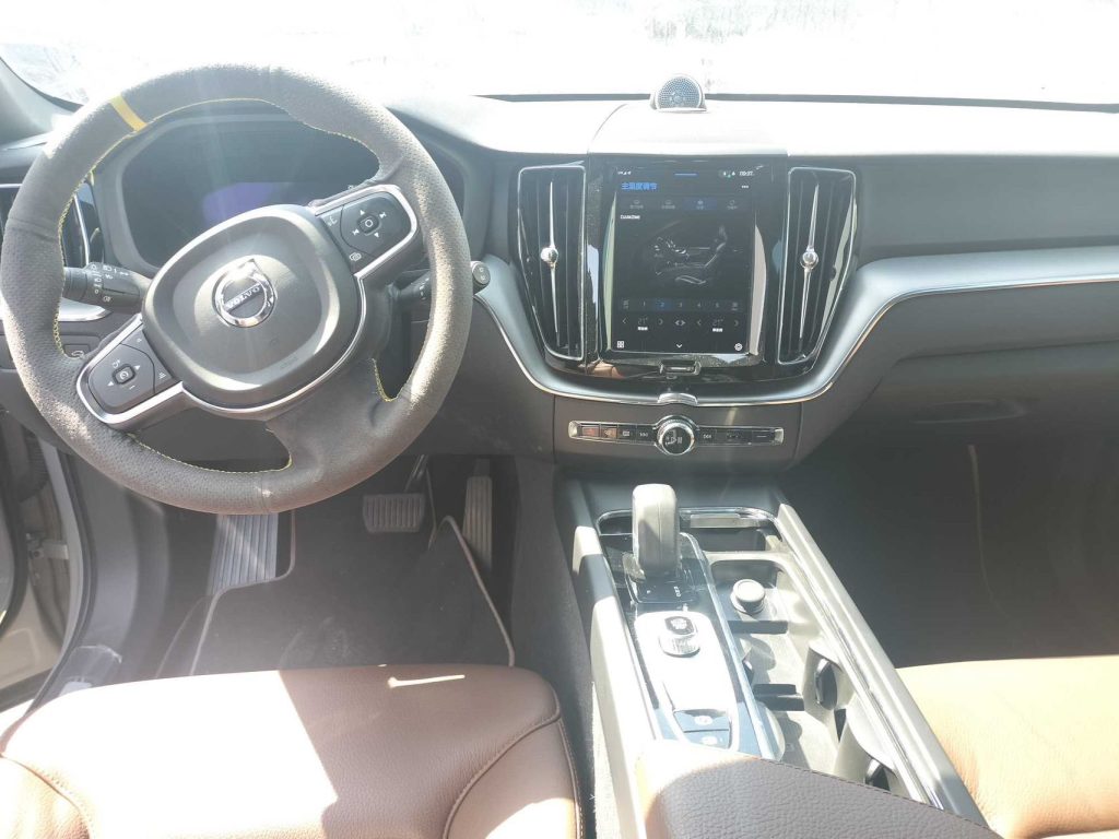 Volvo XC60 2022 B5 4WD Zhiyi Luxury Edition - Huishida Trading