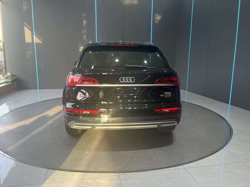AUDI Q5 2022 40T Стильная элегантность - Huishida Trading