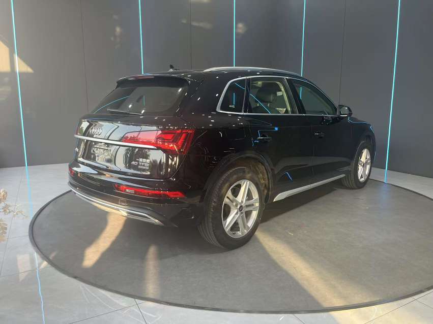 AUDI Q5 2022 40T Стильная элегантность - Huishida Trading
