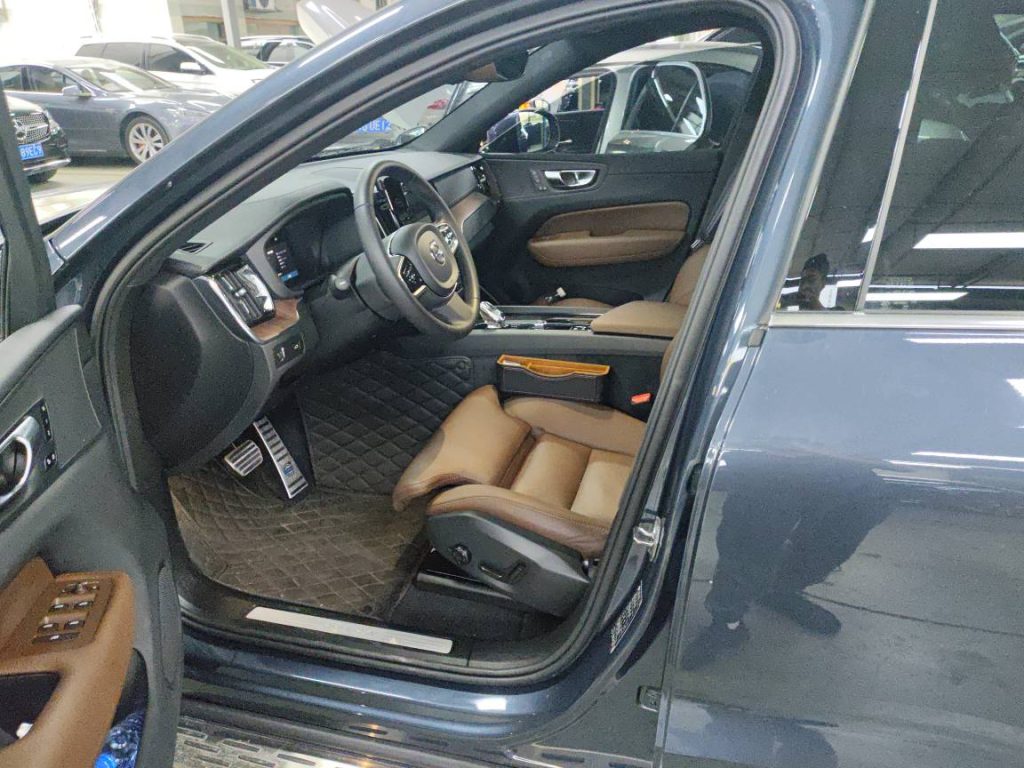 Volvo XC60 2022 B5 4WD Intelligent Luxury - Huishida Trading