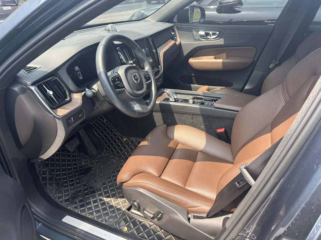 Volvo XC60 2022 B5 4WD Intelligent Luxury Edition - Huishida Trading