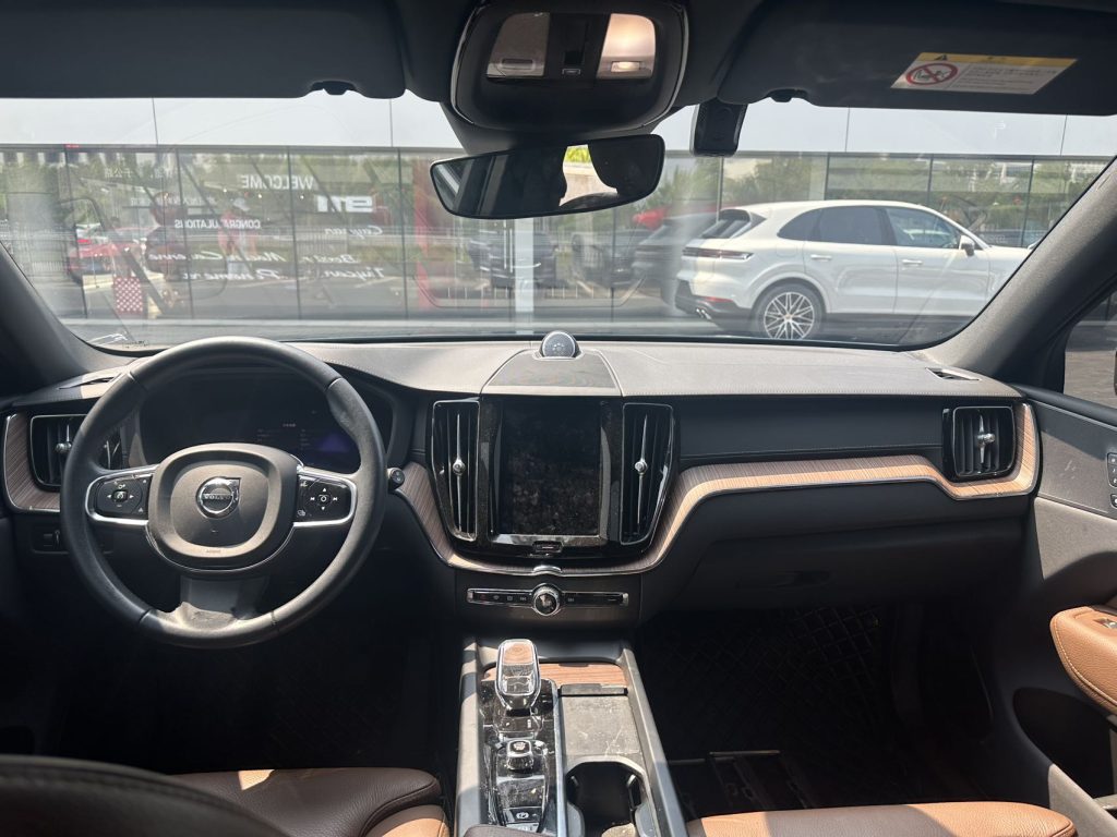 Volvo XC60 2022 B5 4WD Intelligent Luxury Edition - Huishida Trading