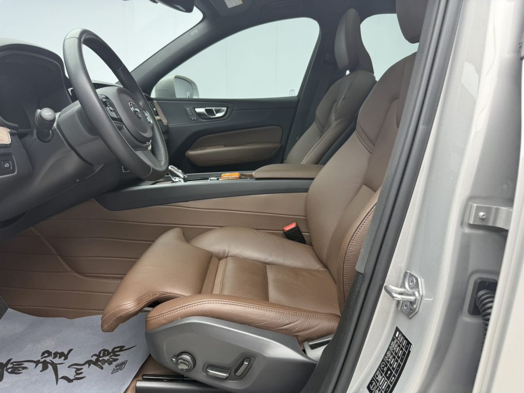Volvo xc60 2022 B5 4WD Smart Vision Deluxe - Huishida Trading
