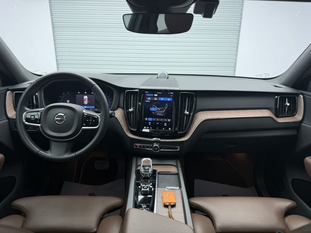 Volvo xc60 2022 B5 4WD Smart Vision Deluxe - Huishida Trading