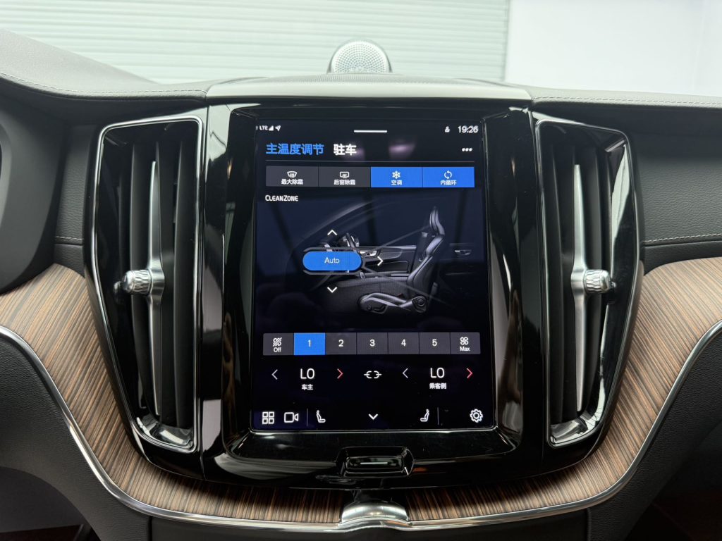 Volvo xc60 2022 B5 4WD Smart Vision Deluxe - Huishida Trading