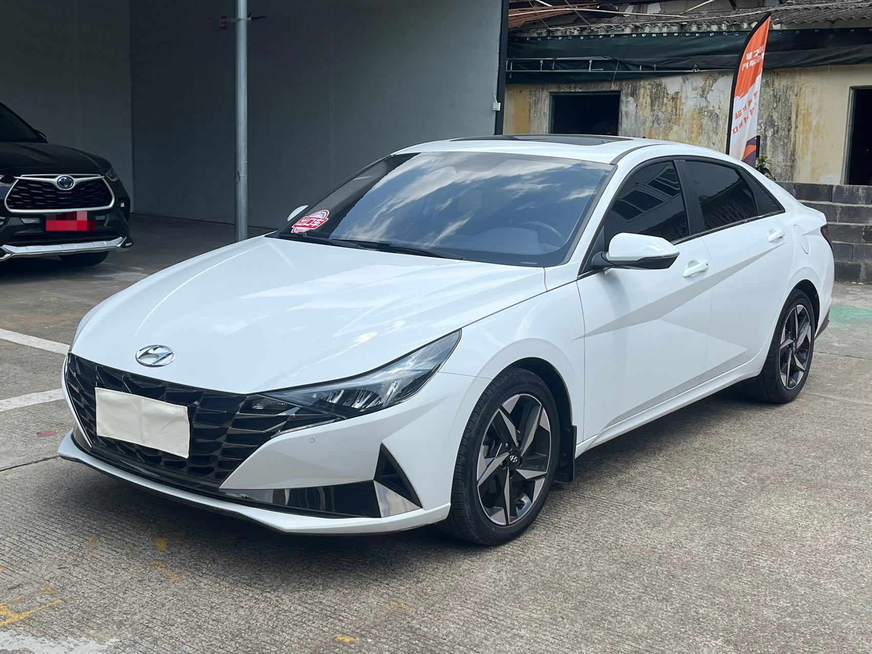 Hyundai Elantra 2021 1.5L CVT LUX Premium Edition