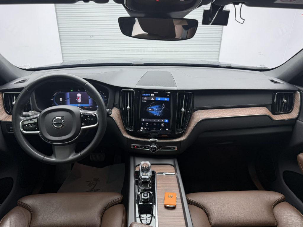 VOLVO XC60 2022 B5 4WD WISE LUXURY - Huishida Trading