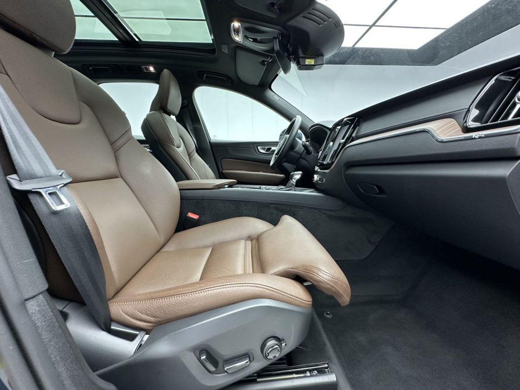 VOLVO XC60 2021 T5 4WD Zhiyuan Deluxe - Huishida Trading