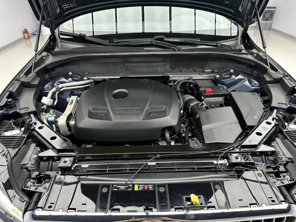 VOLVO XC60 2021 T5 4WD Zhiyuan Deluxe - Huishida Trading