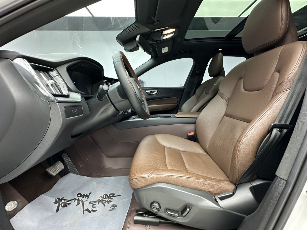 VOLVO XC60 2023 B5 4WD Zhiyi Deluxe - Huishida Trading