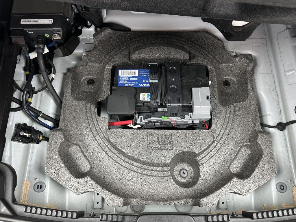 VOLVO XC60 2023 B5 4WD Zhiyi Deluxe - Huishida Trading