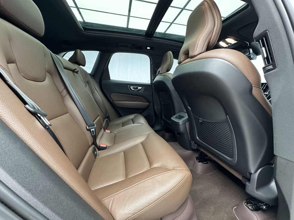 VOLVO XC60 2023 B5 4WD Zhiyi Deluxe - Huishida Trading