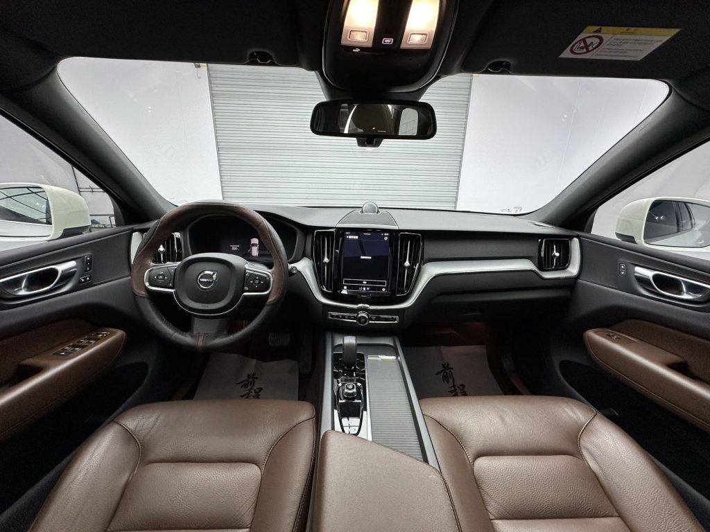 VOLVO XC60 2023 B5 4WD Zhiyi Deluxe - Huishida Trading