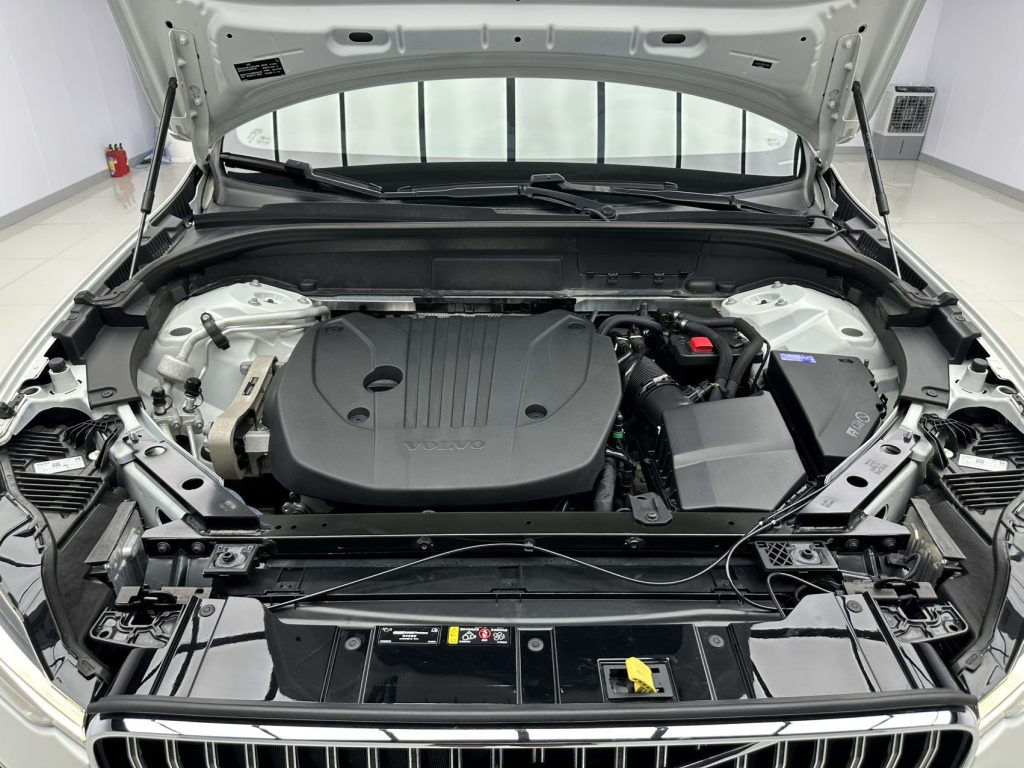 VOLVO XC60 2023 B5 4WD Zhiyi Deluxe - Huishida Trading