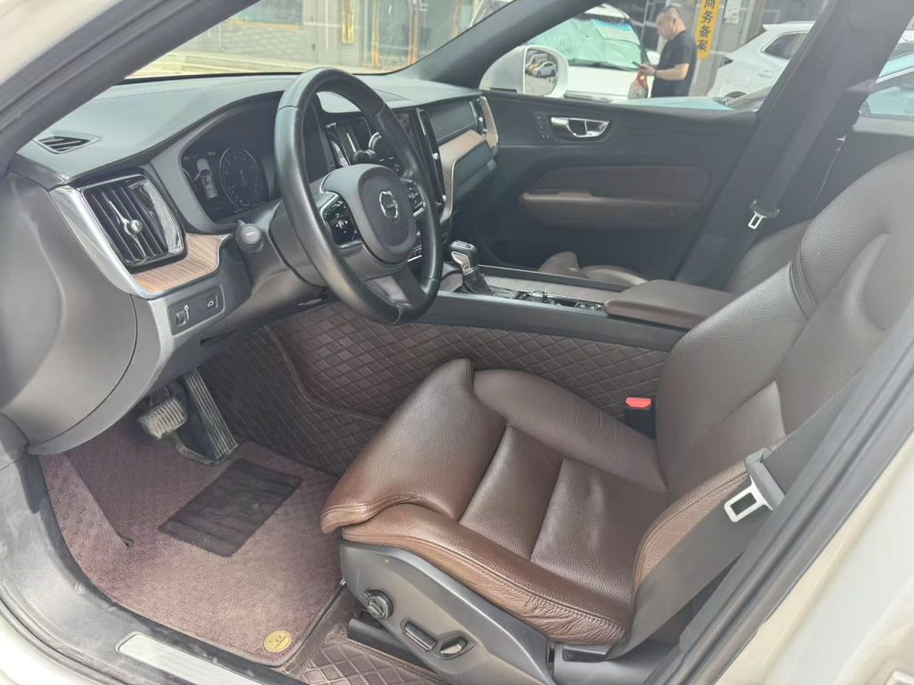 Volvo XC60 2020 T5 4WD Zhiyuan Deluxe Edition - Huishida Trading