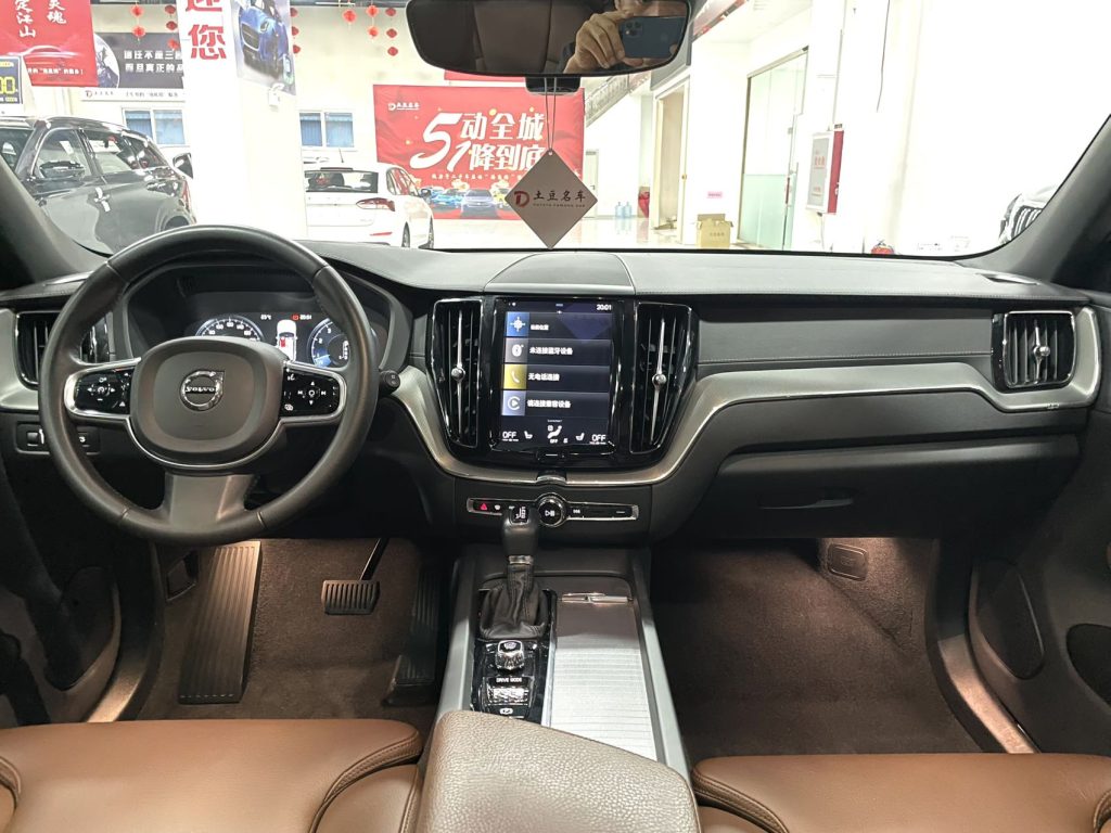 Volvo XC60 2021 T5 4WD Zhiyuan Deluxe - Huishida Trading