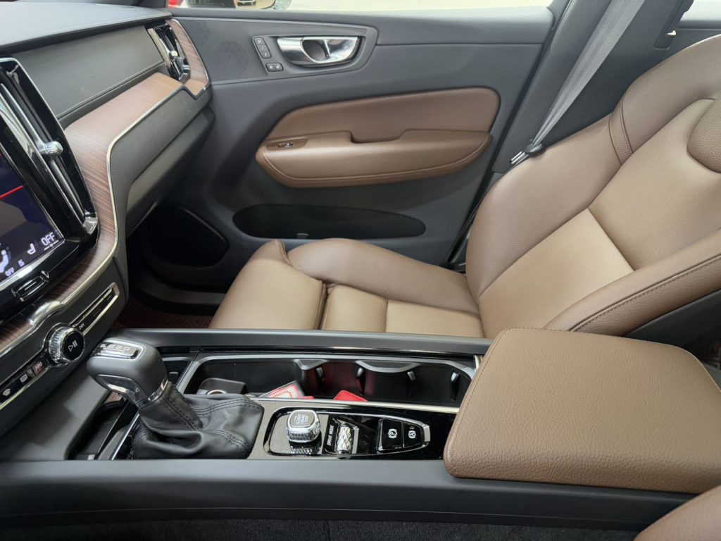 Volvo XC60 2021 T5 4WD Zhiyuan Deluxe - Huishida Trading