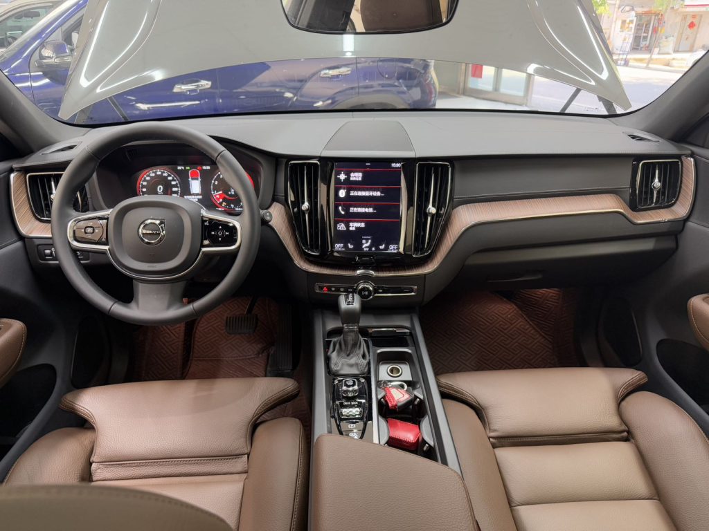 Volvo XC60 2021 T5 4WD Zhiyuan Deluxe - Huishida Trading