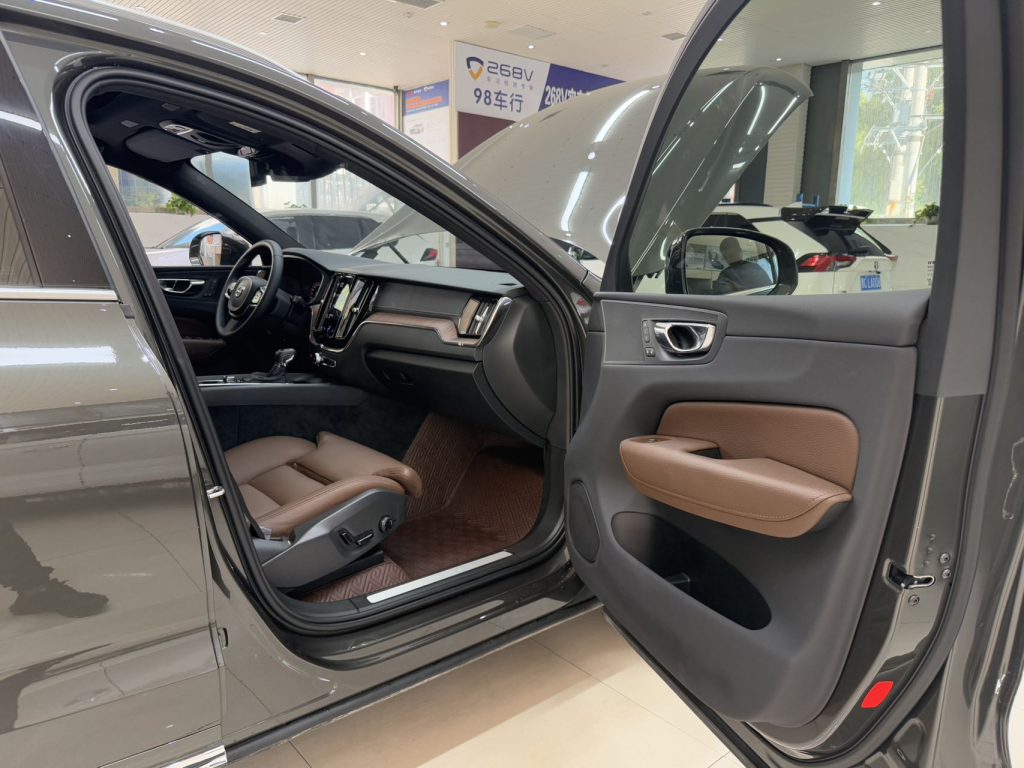 Volvo XC60 2021 T5 4WD Zhiyuan Deluxe - Huishida Trading