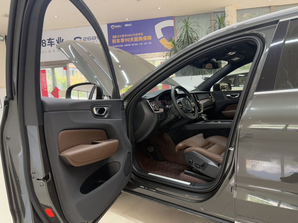 Volvo XC60 2021 T5 4WD Zhiyuan Deluxe - Huishida Trading