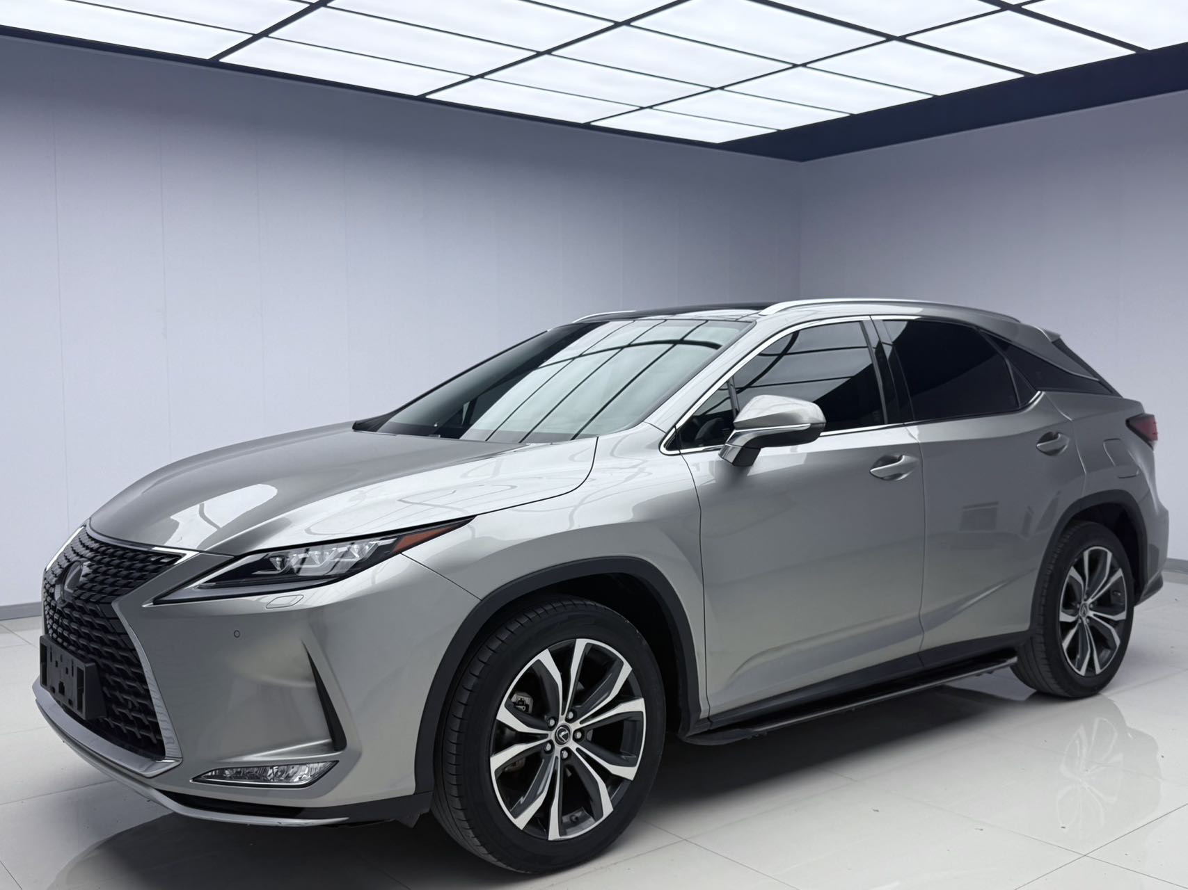 Lexus RX300 2020 модельного года, обновленная версия, 300 с полным приводом, элегантная версия.