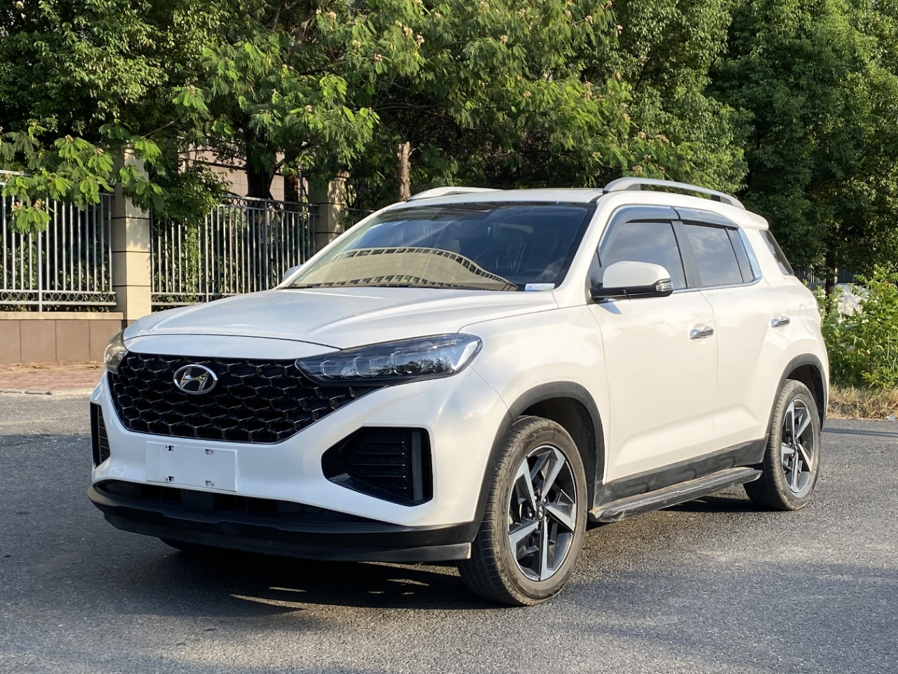 Beijing Hyundai ix35 2021 модельного года 240TGDi DCT с приводом на две оси GLS Leading Edition, соответствует стандарту