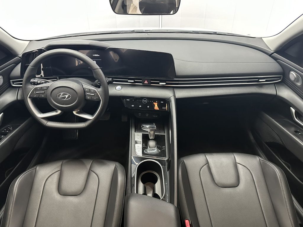 Hyundai Elantra White 2021 1.5L CVT LUX Premium - Huishida Trading